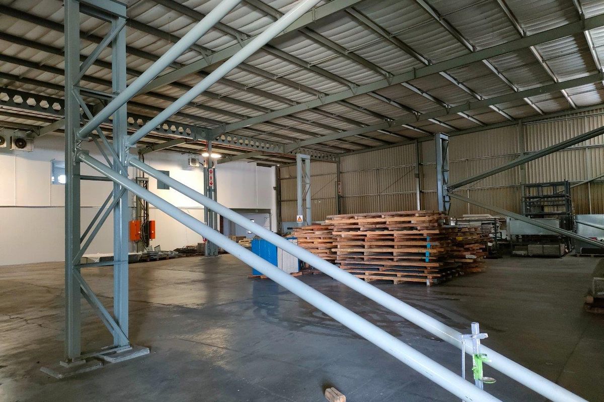 1796m2 warehouse TO LET - Photo 4