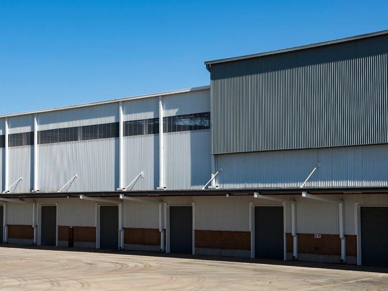 WAREHOUSE TO LET AT TWENTY-ONE INDUSTRIAL PARK! - Photo 2