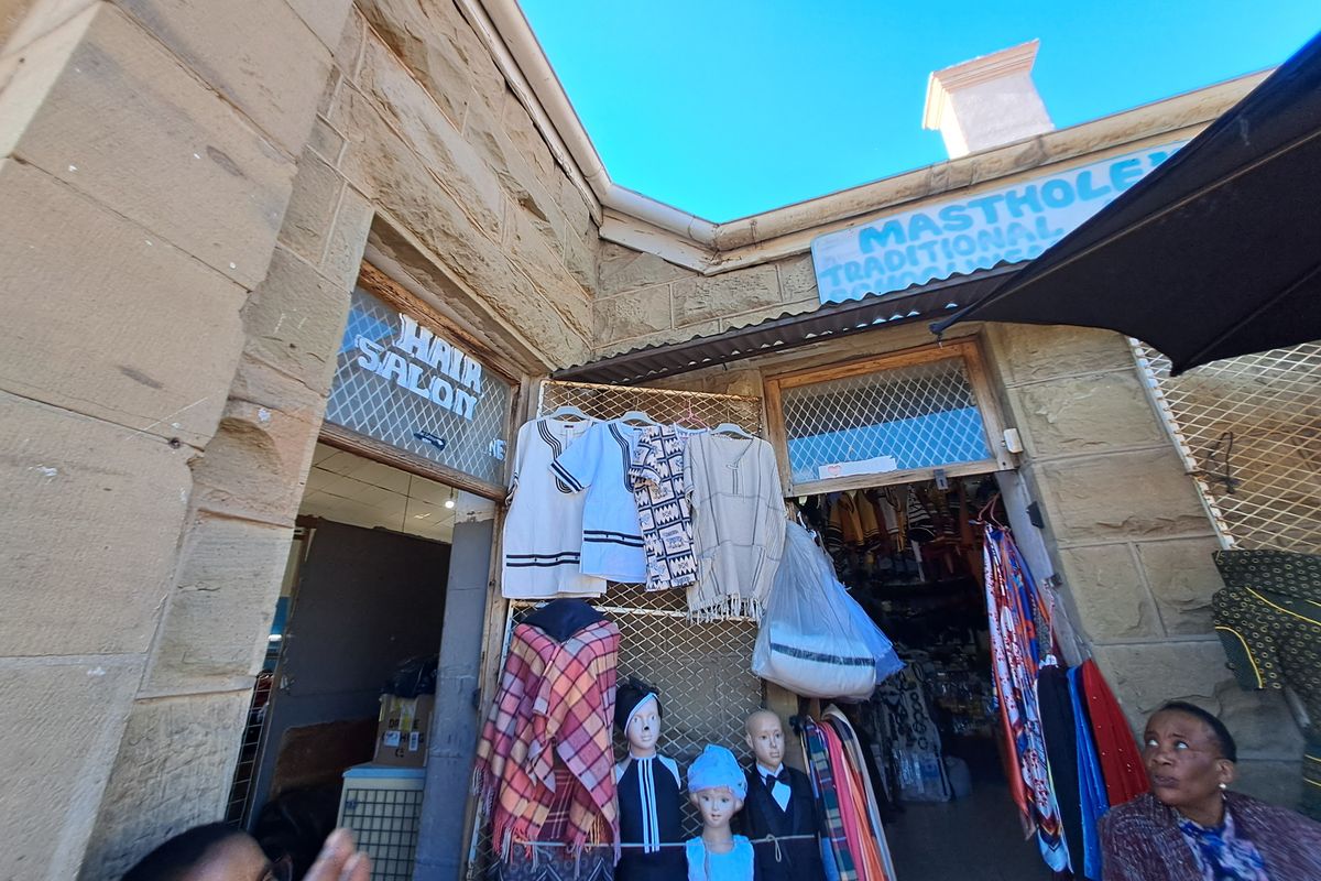 Prime Corner Commercial Property with Shops, Bedrooms, and Upper-Level Space - Photo 3