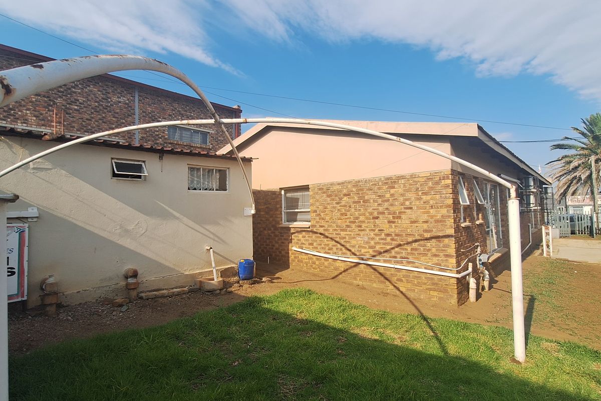 Business for sale on main street - Photo 2