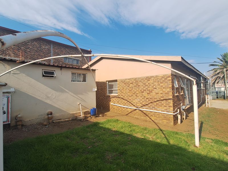 Business for sale on main street - Photo 2