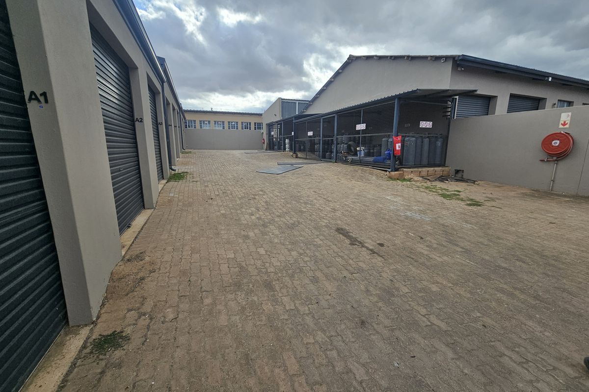 9 storage units and 5 spacious outlets for sale in Riversdale - Photo 5