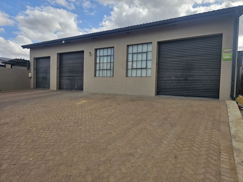 9 storage units and 5 spacious outlets for sale in Riversdale - Photo 3