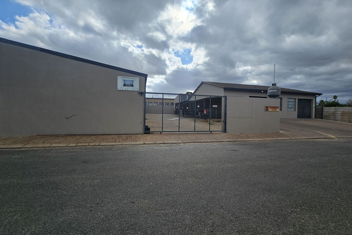 9 storage units and 5 spacious outlets for sale in Riversdale - Photo 2