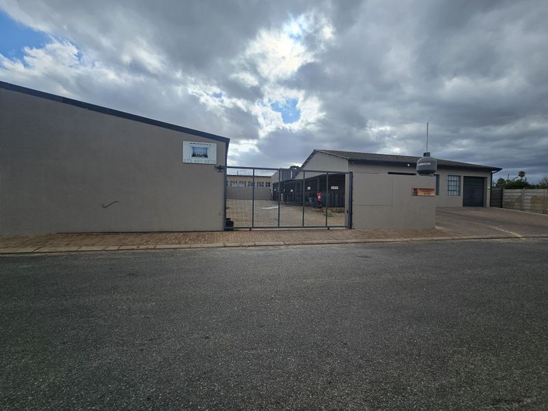 9 storage units and 5 spacious outlets for sale in Riversdale - Photo 2