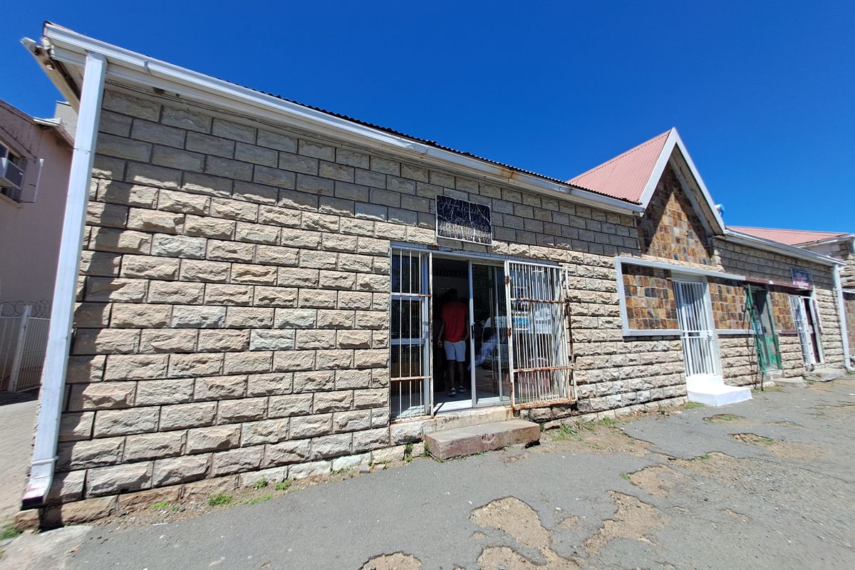 Former Hotel Turned Multi-Use Commercial Property with Shops and Rental Rooms - Photo 2