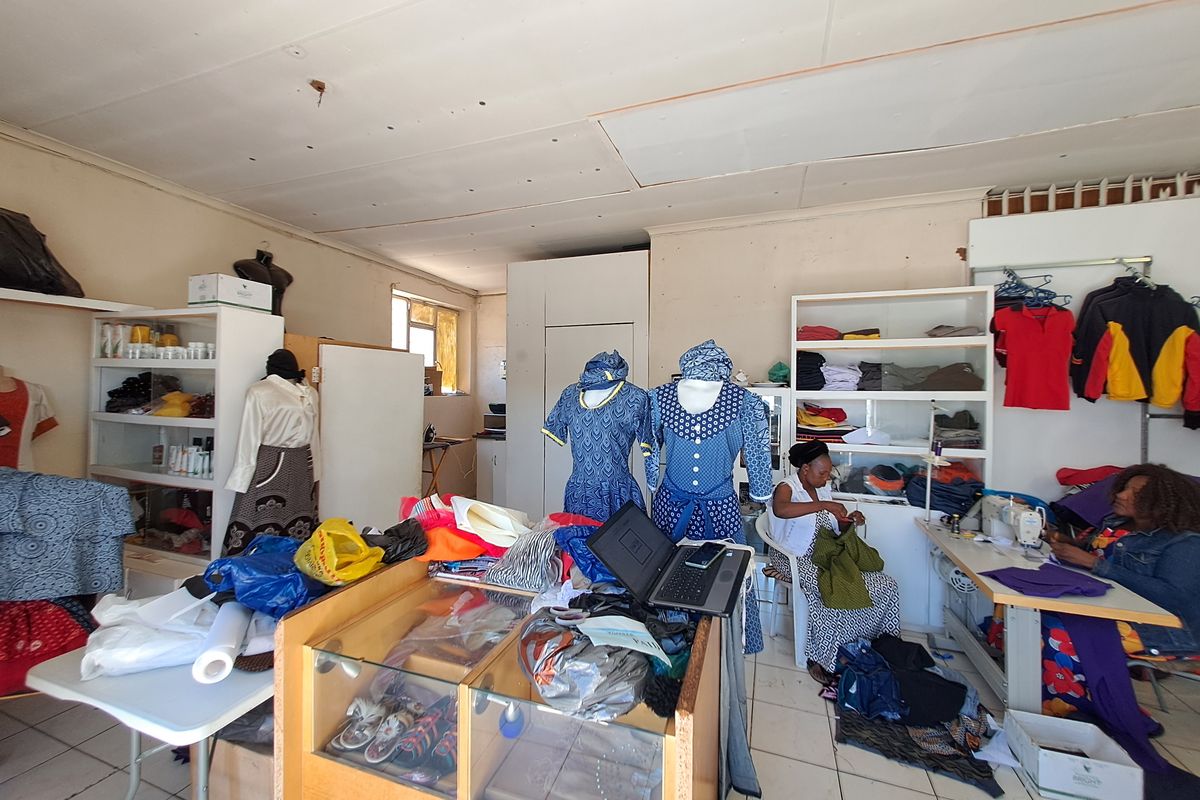 Former Hotel Turned Multi-Use Commercial Property with Shops and Rental Rooms - Photo 3