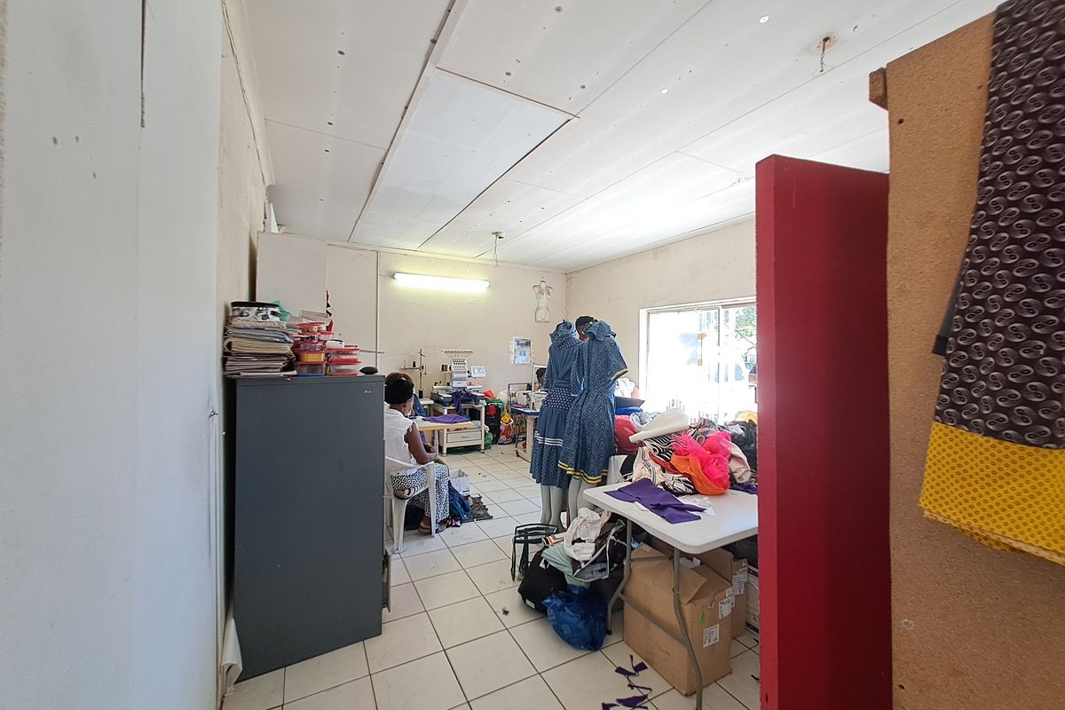 Former Hotel Turned Multi-Use Commercial Property with Shops and Rental Rooms - Photo 4