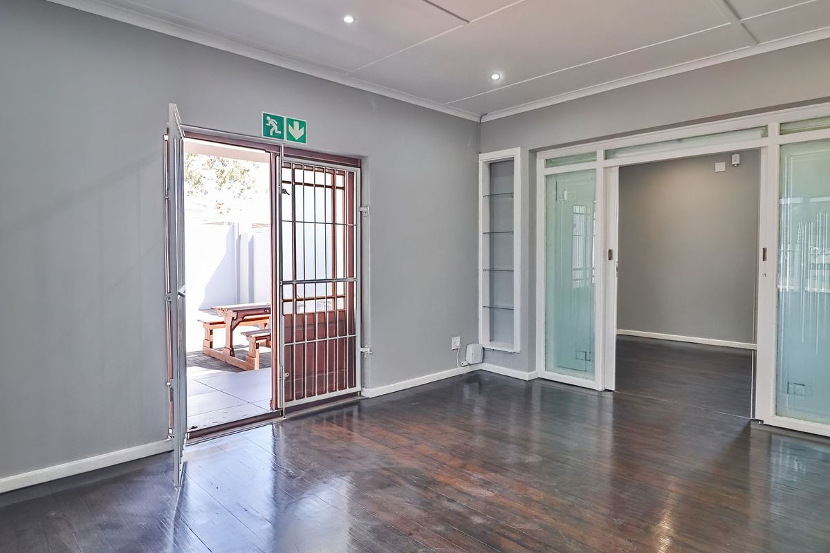 Prime Executive Corner Offices + Modern Flat – Ready for Your Business - Photo 2