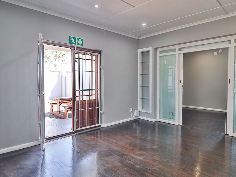 Prime Executive Corner Offices + Modern Flat – Ready for Your Business - Photo 2