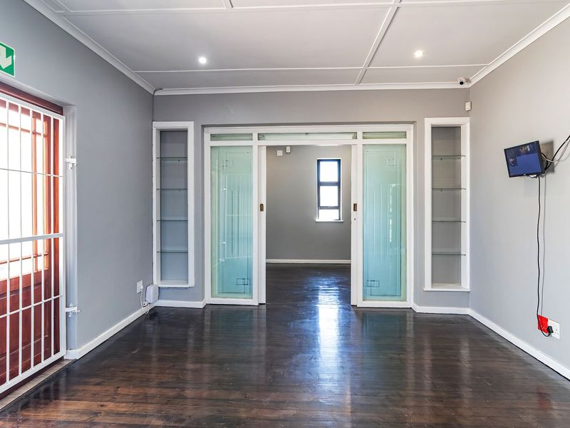 Prime Executive Corner Offices + Modern Flat – Ready for Your Business - Photo 5