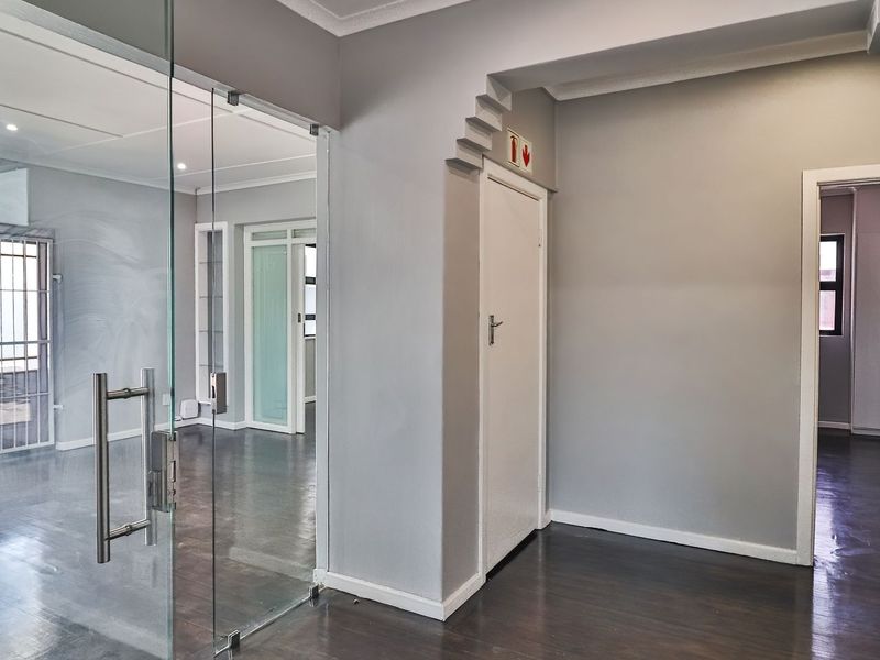 Prime Executive Corner Offices + Modern Flat – Ready for Your Business - Photo 10