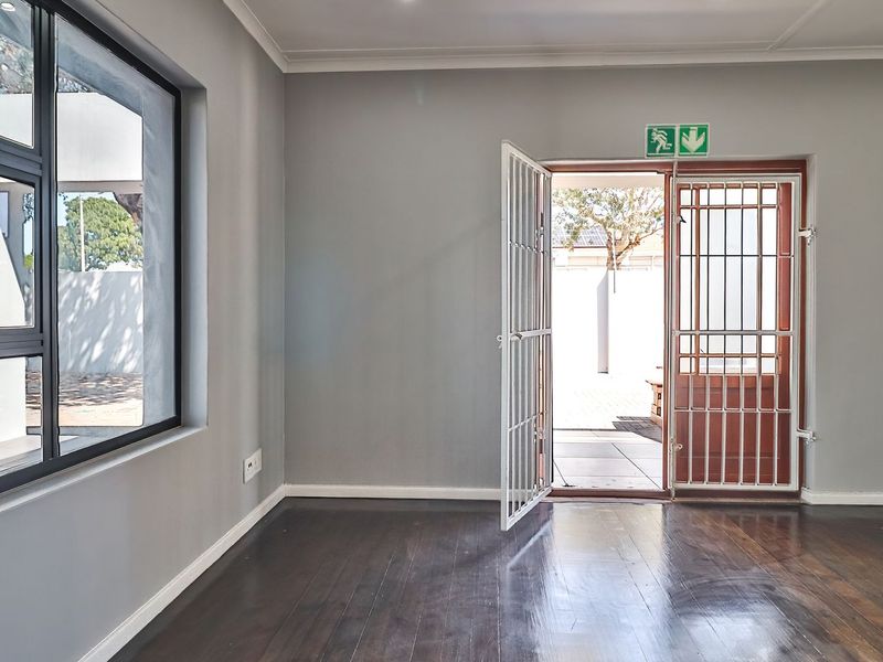 Prime Executive Corner Offices + Modern Flat – Ready for Your Business - Photo 9