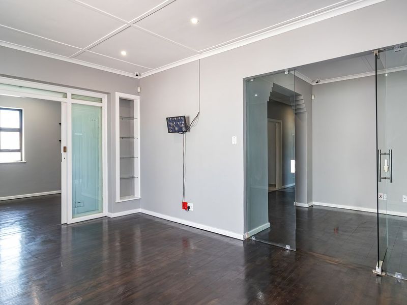 Prime Executive Corner Offices + Modern Flat – Ready for Your Business - Photo 8