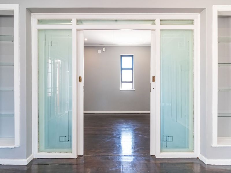 Prime Executive Corner Offices + Modern Flat – Ready for Your Business - Photo 7