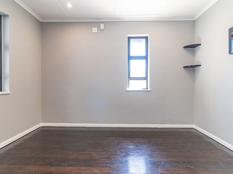 Prime Executive Corner Offices + Modern Flat – Ready for Your Business - Photo 6