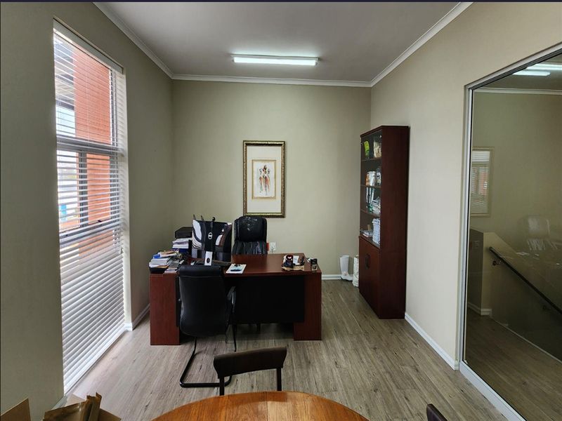 Upmarket Warehouse TO LET/FOR SALE  (R32m plus vat) in Cosmo Business Park - Photo 10