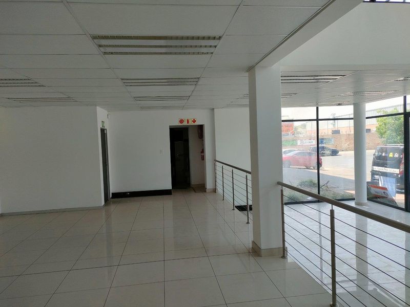 769m2 Showroom/warehouse -TO LET or FOR SALE R7 690 000.00 PLUS Vat - Photo 5