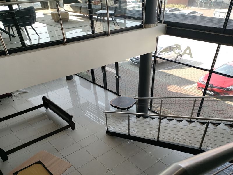 769m2 Showroom/warehouse -TO LET or FOR SALE R7 690 000.00 PLUS Vat - Photo 9