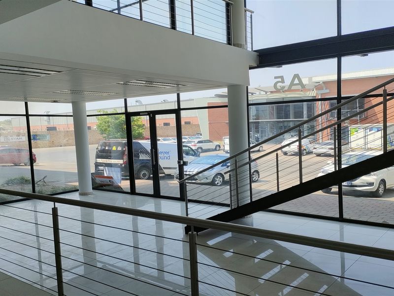 769m2 Showroom/warehouse -TO LET or FOR SALE R7 690 000.00 PLUS Vat - Photo 7