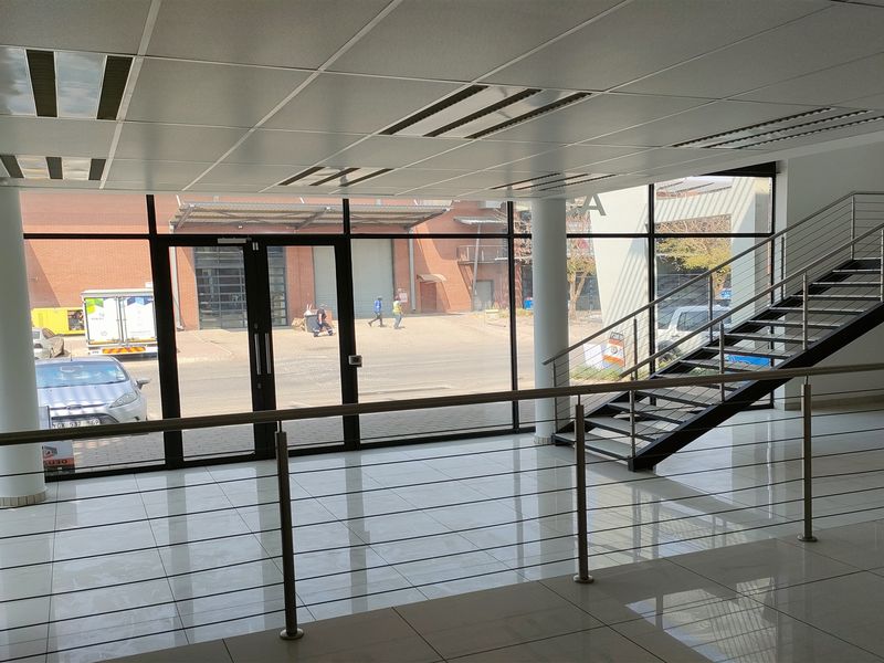 769m2 Showroom/warehouse -TO LET or FOR SALE R7 690 000.00 PLUS Vat - Photo 8