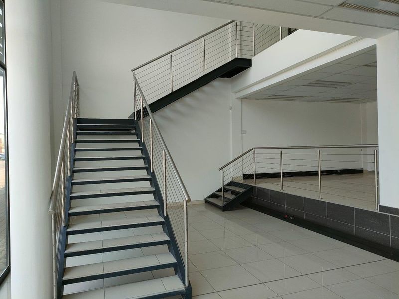 769m2 Showroom/warehouse -TO LET or FOR SALE R7 690 000.00 PLUS Vat - Photo 6