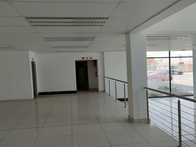 769m2 Showroom/warehouse -TO LET or FOR SALE R7 690 000.00 PLUS Vat - Photo 4