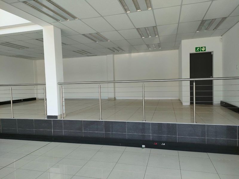 769m2 Showroom/warehouse -TO LET or FOR SALE R7 690 000.00 PLUS Vat - Photo 3