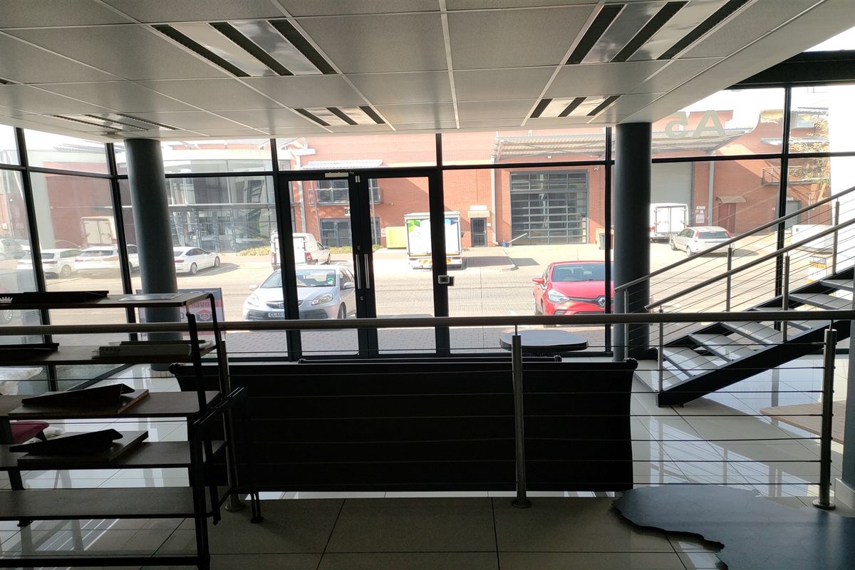 769m2 Showroom/warehouse -TO LET or FOR SALE R7 690 000.00 PLUS Vat - Photo 2