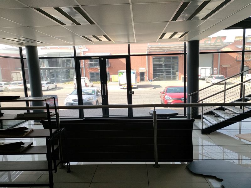 769m2 Showroom/warehouse -TO LET or FOR SALE R7 690 000.00 PLUS Vat - Photo 2