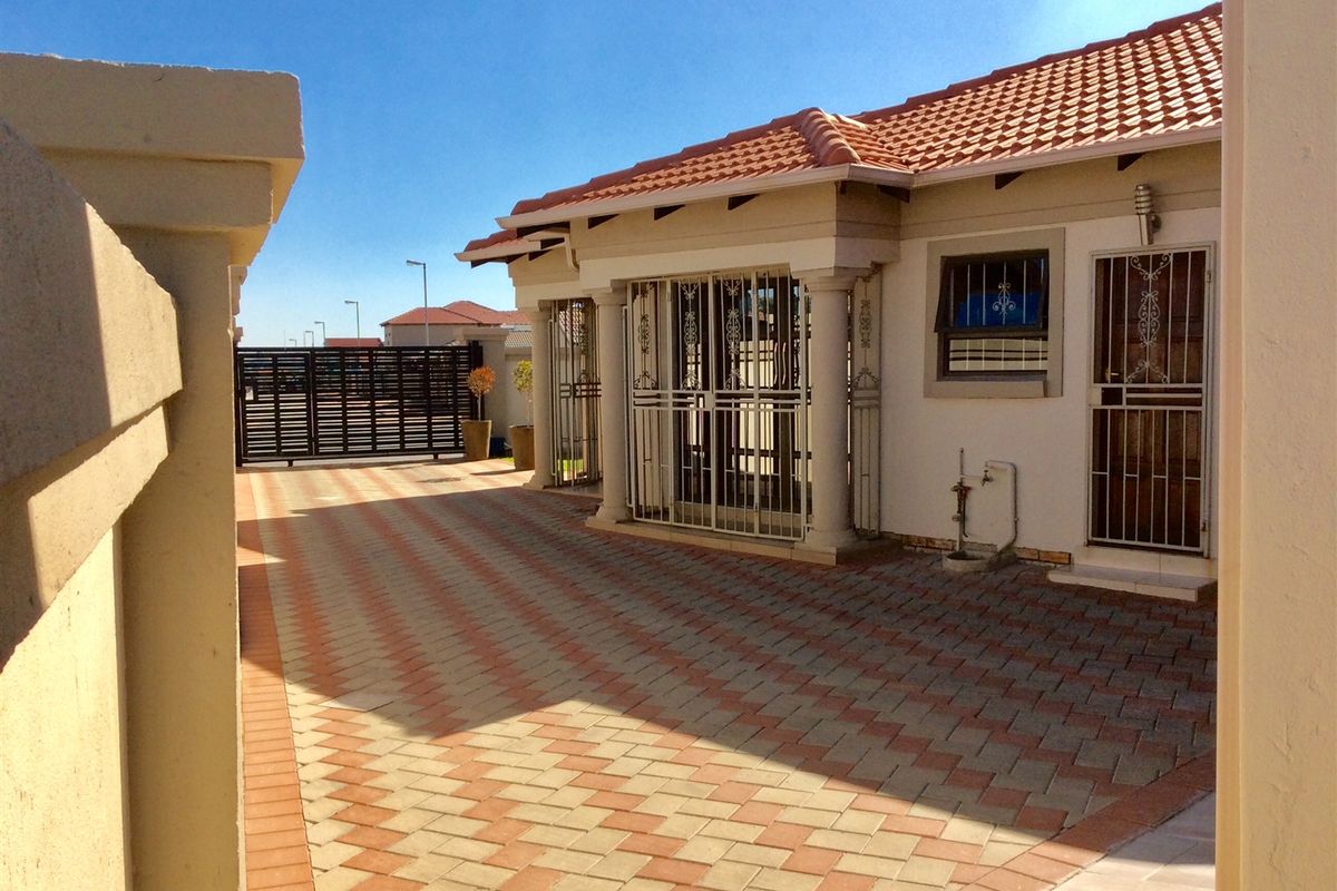 Family starter home in a great location; buy now!! - Photo 2