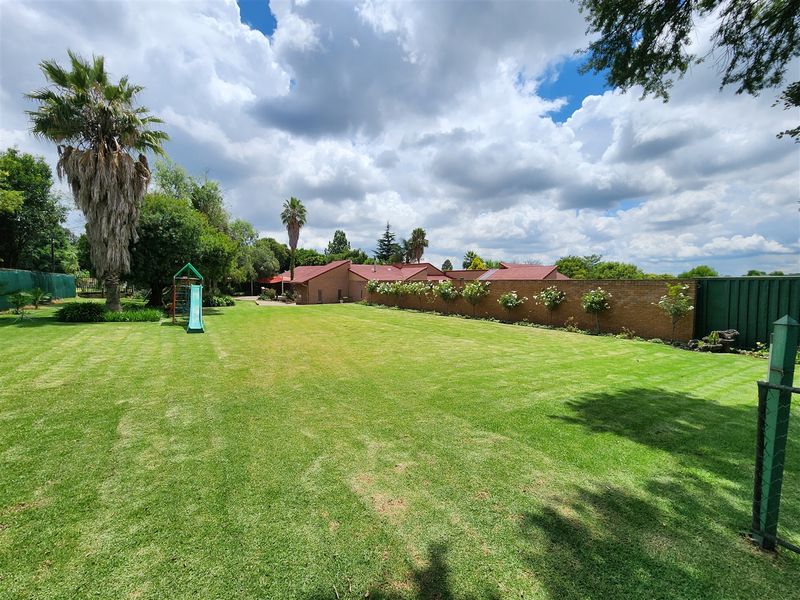 Superb Multipurpose Property: Day Spa, House + Rental Units! - Photo 2