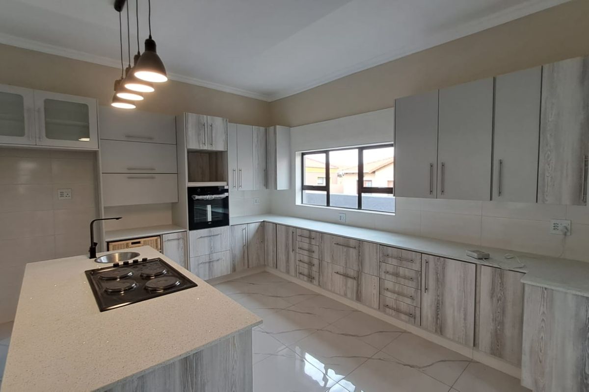 Modern Elegant House on a corner stand. - Photo 2