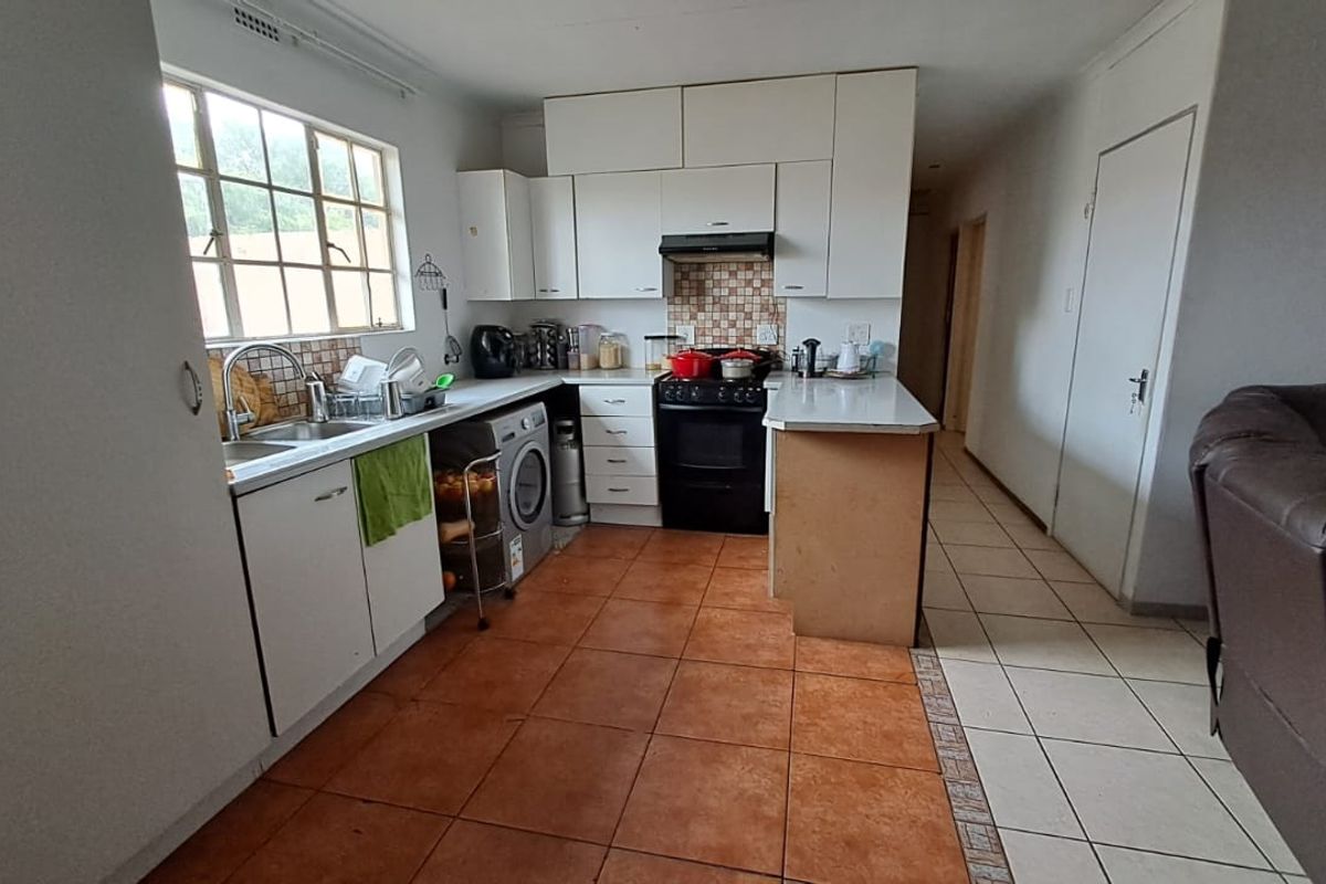 3 Bedroom Town House in secure estate in Midrand. - Photo 2