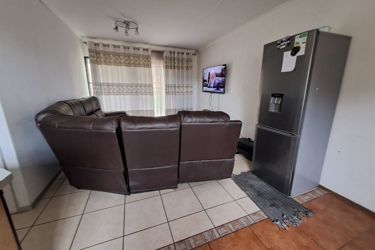 3 Bedroom Town House in secure estate in Midrand. - Photo 5