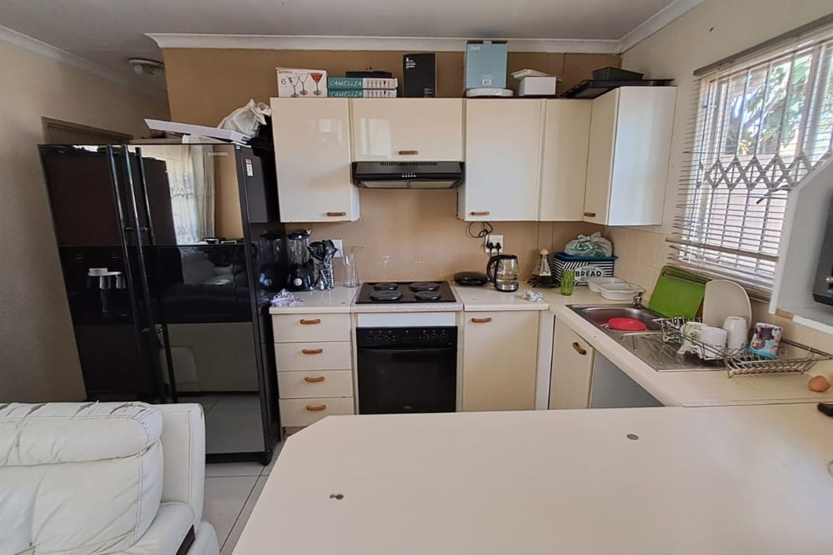 Cosy Townhouse in secure Estate! - Photo 5