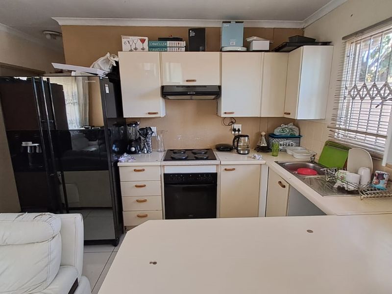 Cosy Townhouse in secure Estate! - Photo 5