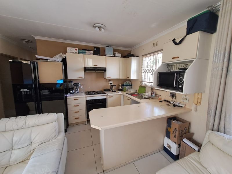 Cosy Townhouse in secure Estate! - Photo 4