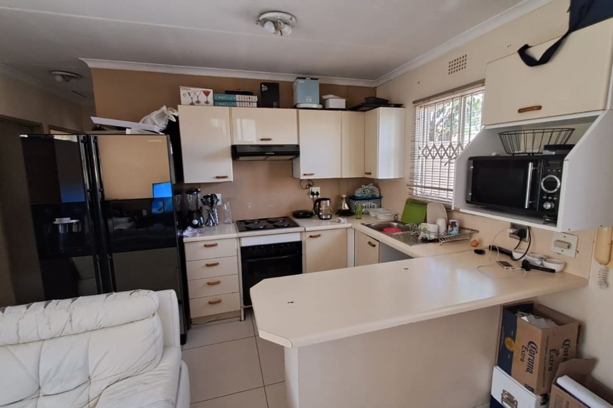 Cosy Townhouse in secure Estate! - Photo 3