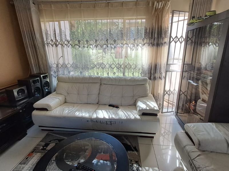 Cosy Townhouse in secure Estate! - Photo 2