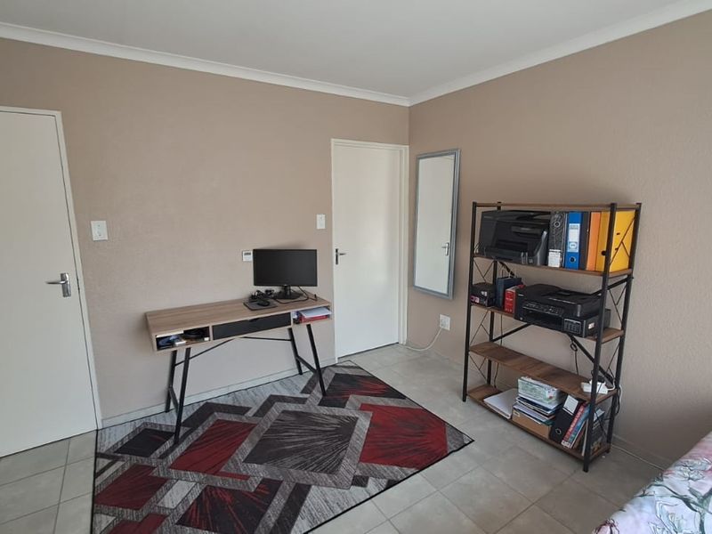 Spacious 3 Bedroom House - Photo 9