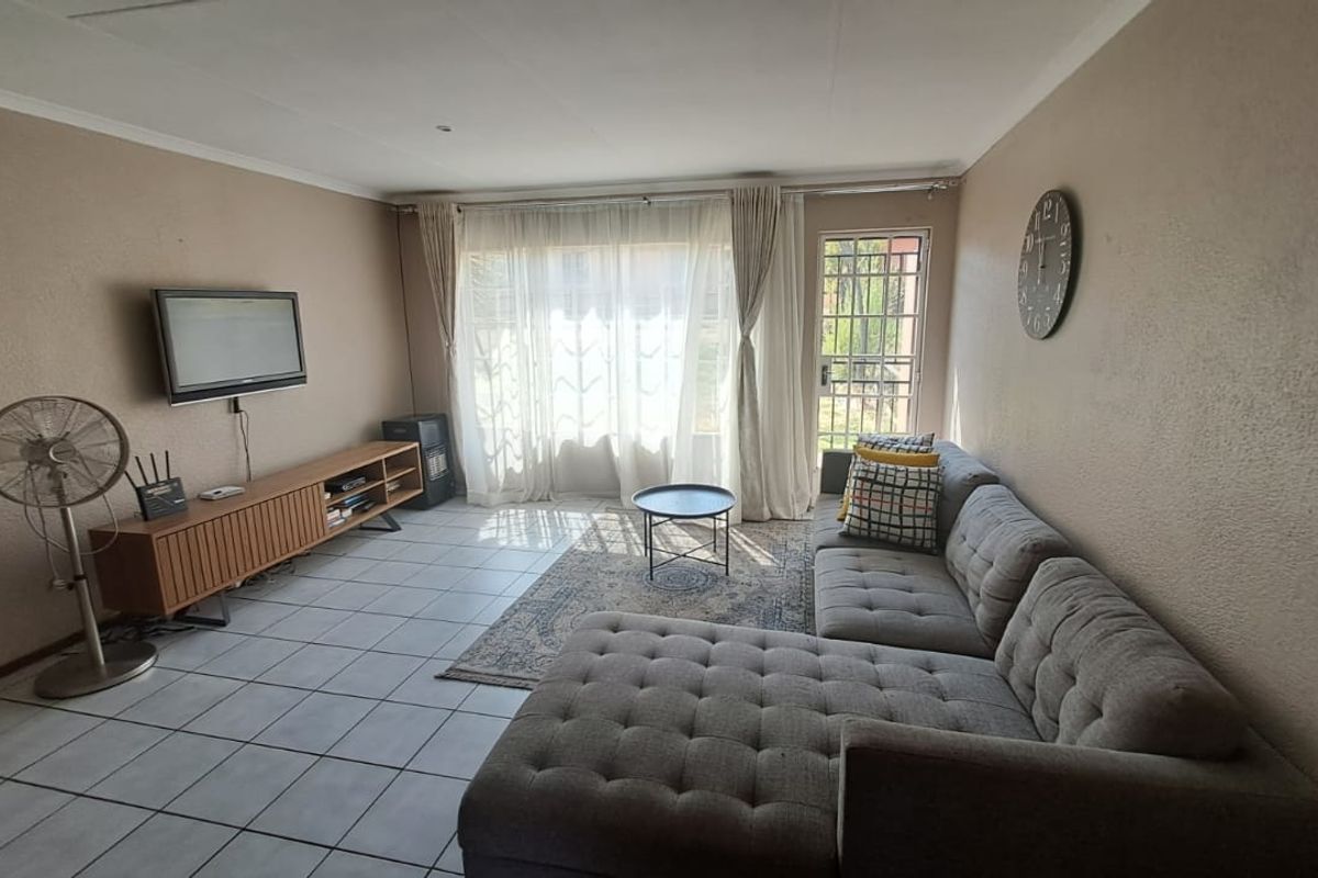 Spacious 3 Bedroom House - Photo 5