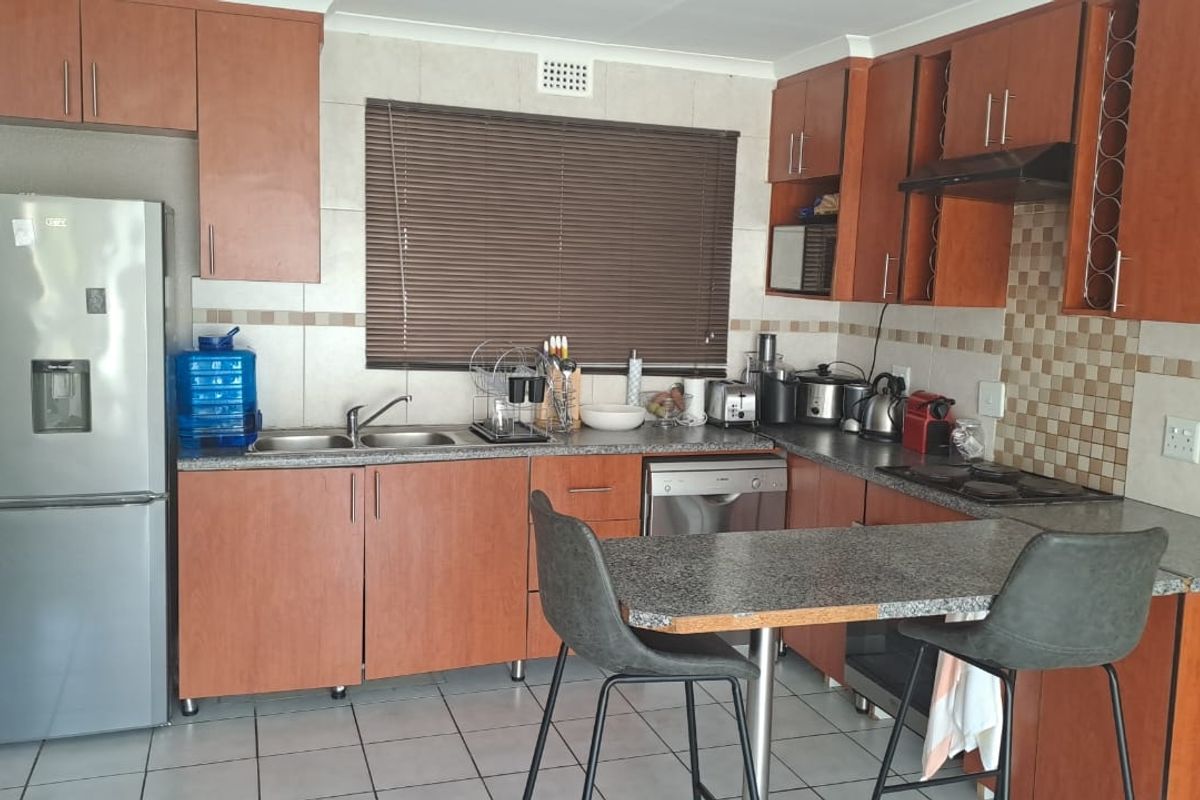 Spacious 3 Bedroom House - Photo 3