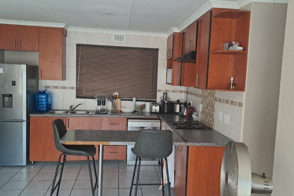 Spacious 3 Bedroom House - Photo 2