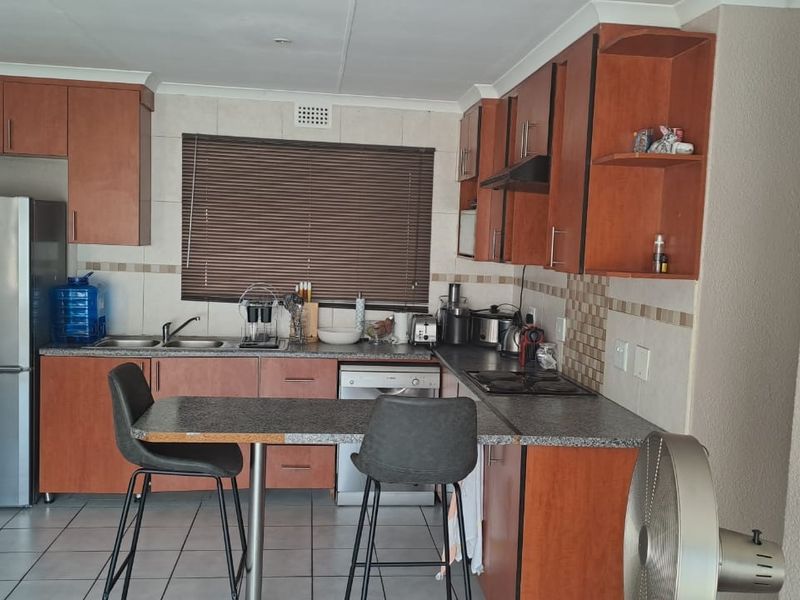 Spacious 3 Bedroom House - Photo 2