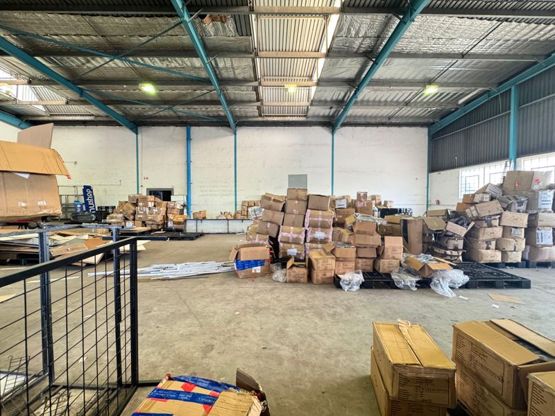 Affordable 900sqm Industrial Warehouse to Let - Photo 4