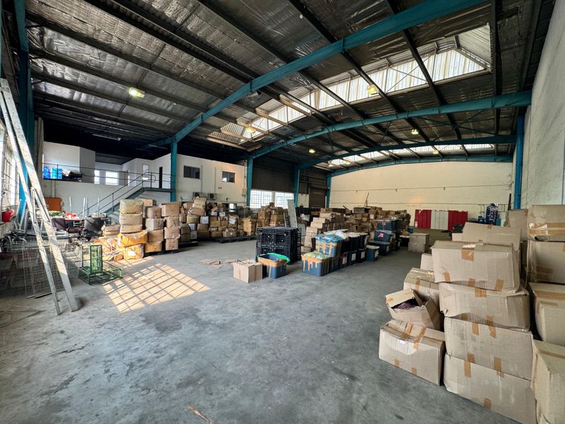 Affordable 900sqm Industrial Warehouse to Let - Photo 5