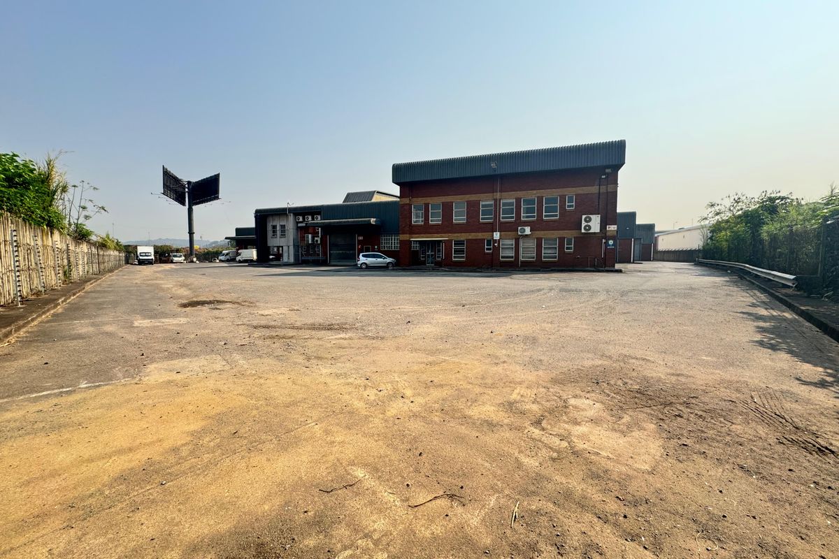 Affordable 900sqm Industrial Warehouse to Let - Photo 2