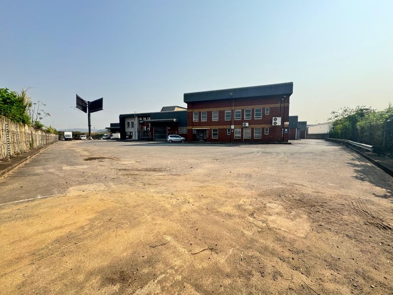 Affordable 900sqm Industrial Warehouse to Let - Photo 2