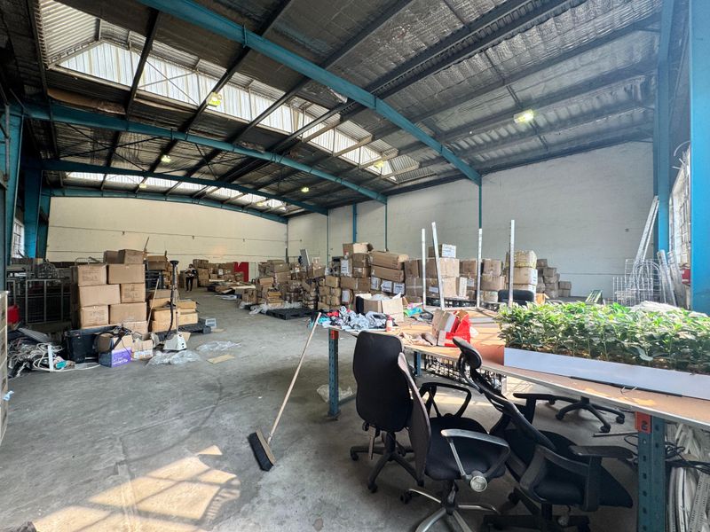 Affordable 900sqm Industrial Warehouse to Let - Photo 9